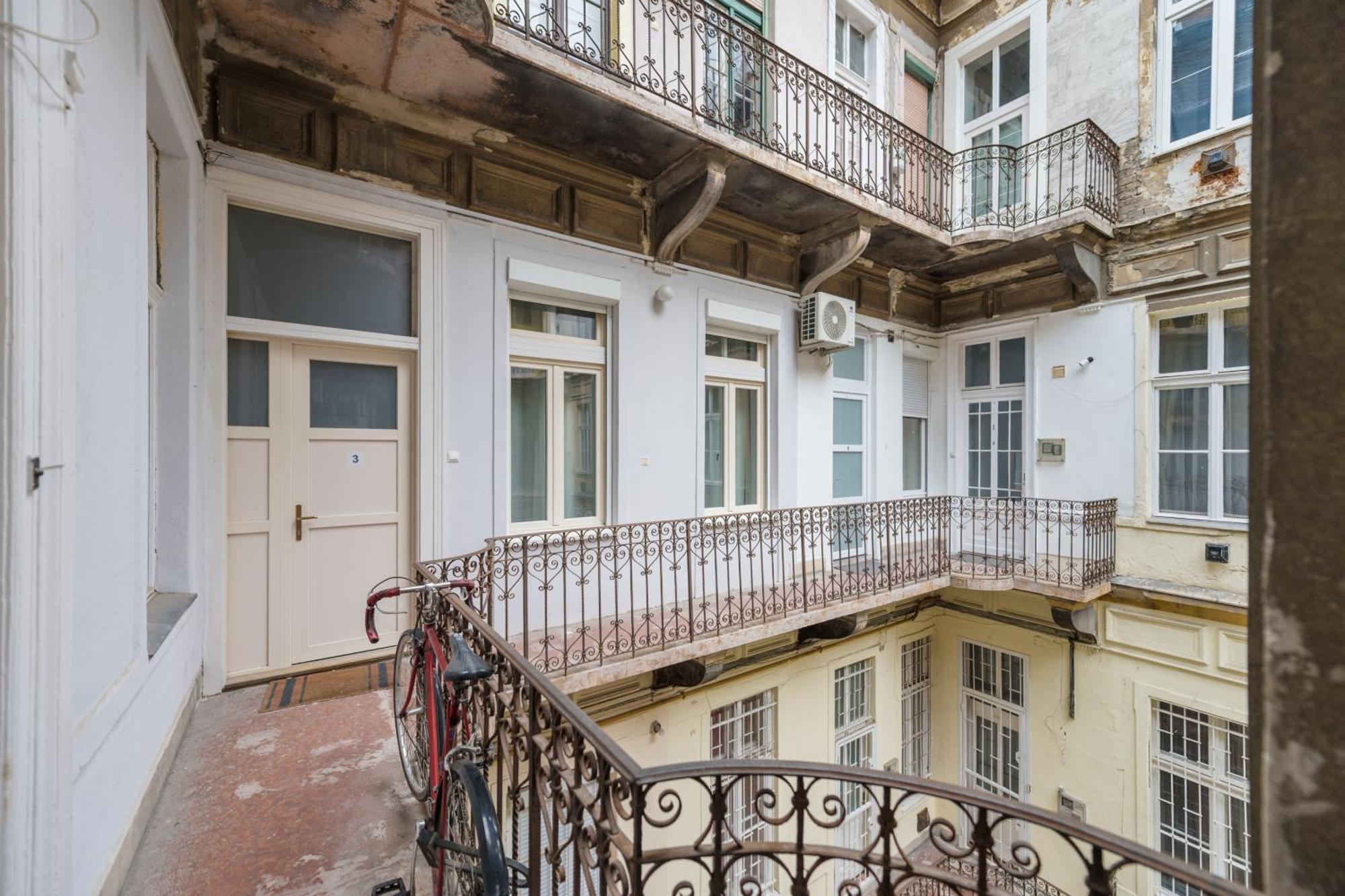 Venus - Paulay Ede Ii * Budapest